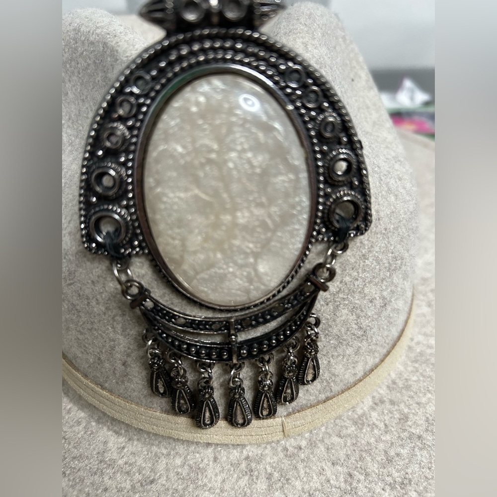Elegant Cream Fedora hat with Silver Accent - Picture 3 of 9